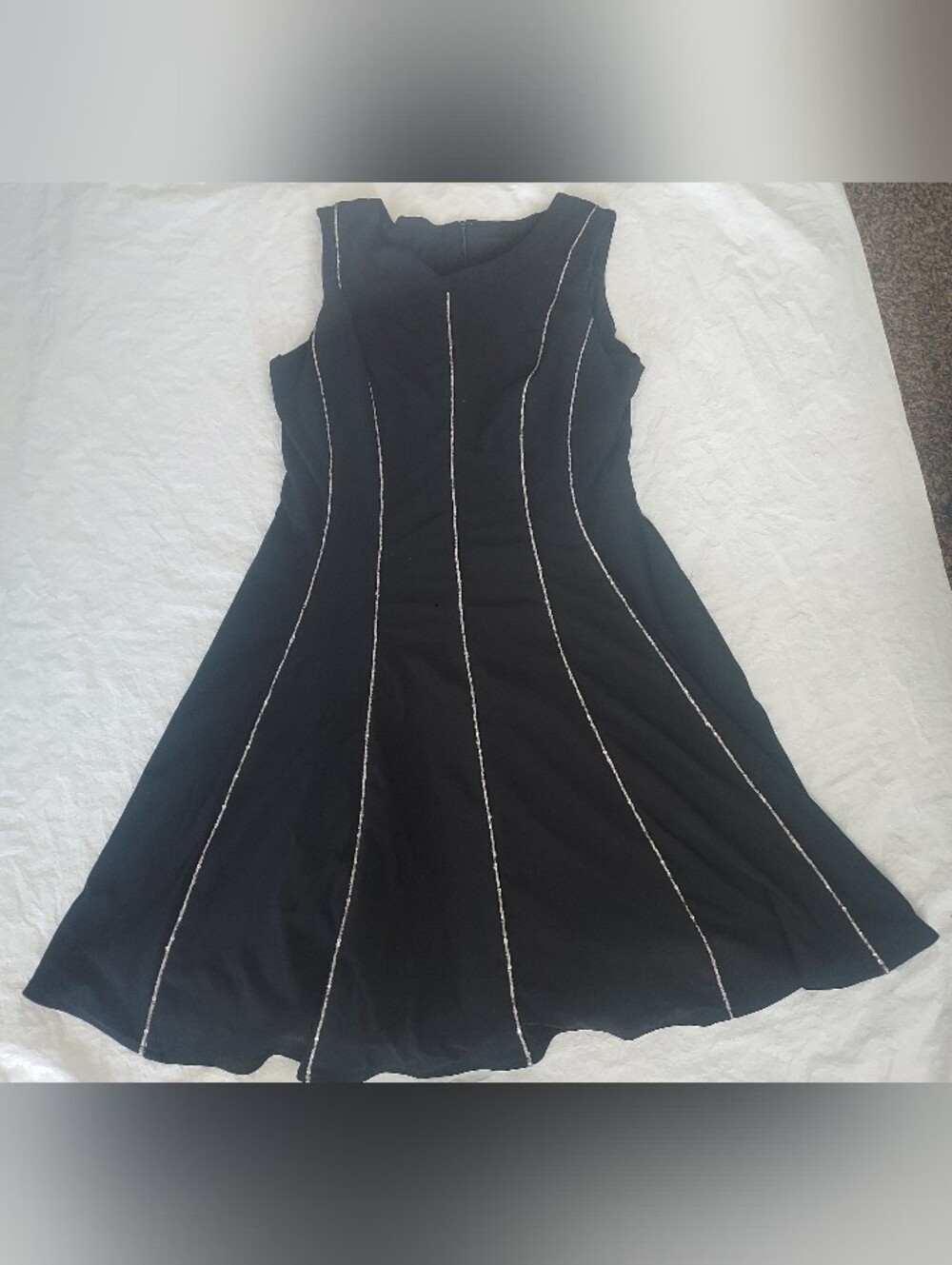 Classic Black Sleeveless Midi Dress with Contrast Vertical Stitching